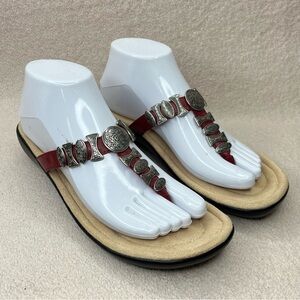 Minnetonka Leather Metal Medallion Flip Flops Sandals Women’s 9 Red/Silver/Black